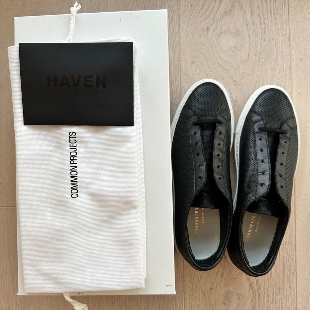 Common Projects Achilles Low MEN
Black perforated leather 
MEN Size 40